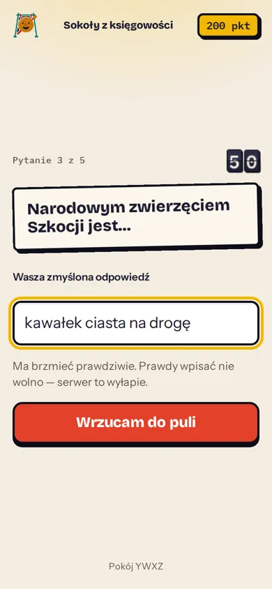 Prawdziwy ekran telefonu gracza: drużyna Sokoły z księgowości wpisuje zmyśloną odpowiedź „kawałek ciasta na drogę”.