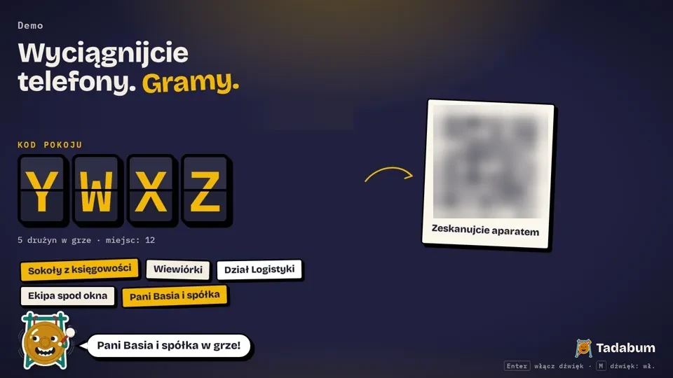 Prawdziwy ekran gry przed startem: kod pokoju na klapkach, kod QR (zamazany, bo prowadził do serwera testowego) i nazwy drużyn, które już dołączyły.